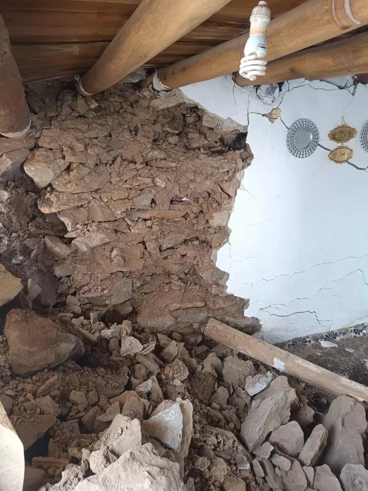 Heyelanda tek katlı ev toprak altında kaldı