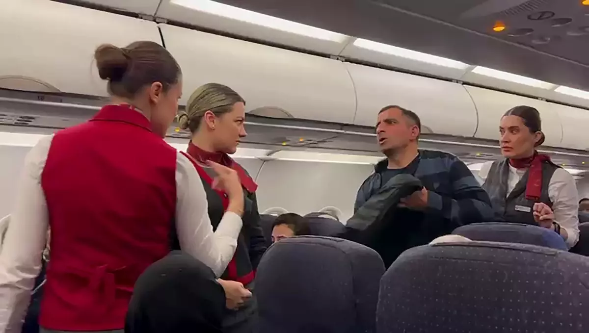 Hosteslerin Müdahalesiyle Uçaktan İnen Yolcu Helallik İstedi