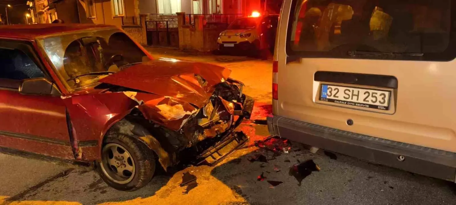 Isparta'da hafif ticari araçla çarpışan Tofaş otomobildeki 4 kişi yaralandı