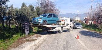 İzmir'de iki otomobilin çarpıştığı kaza güvenlik kamerasında