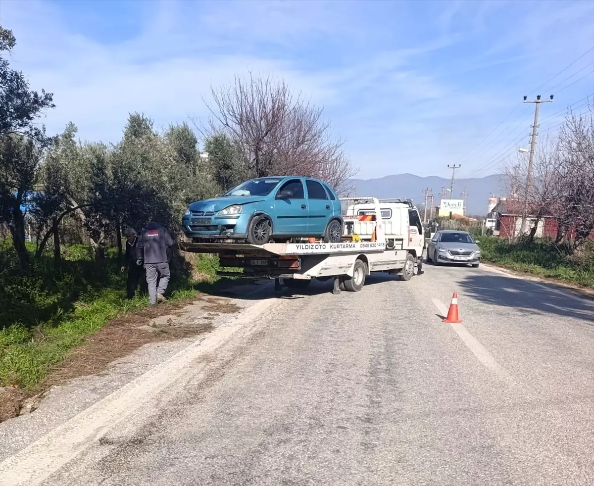 İzmir'de iki otomobilin çarpıştığı kaza güvenlik kamerasında