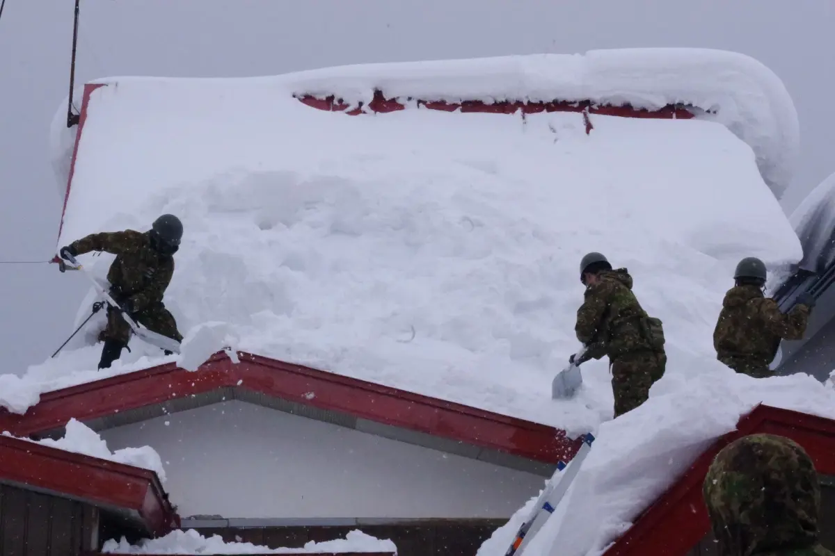 Japonya'da yoğun kar yağışı nedeniyle hayatını kaybedenlerin sayısı 35'e yükseldi