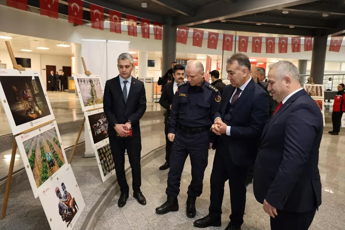 Karabük Valisi Çağatay'dan "15. Uluslararası Tarım, Orman ve İnsan" fotoğraf sergisine ziyaret