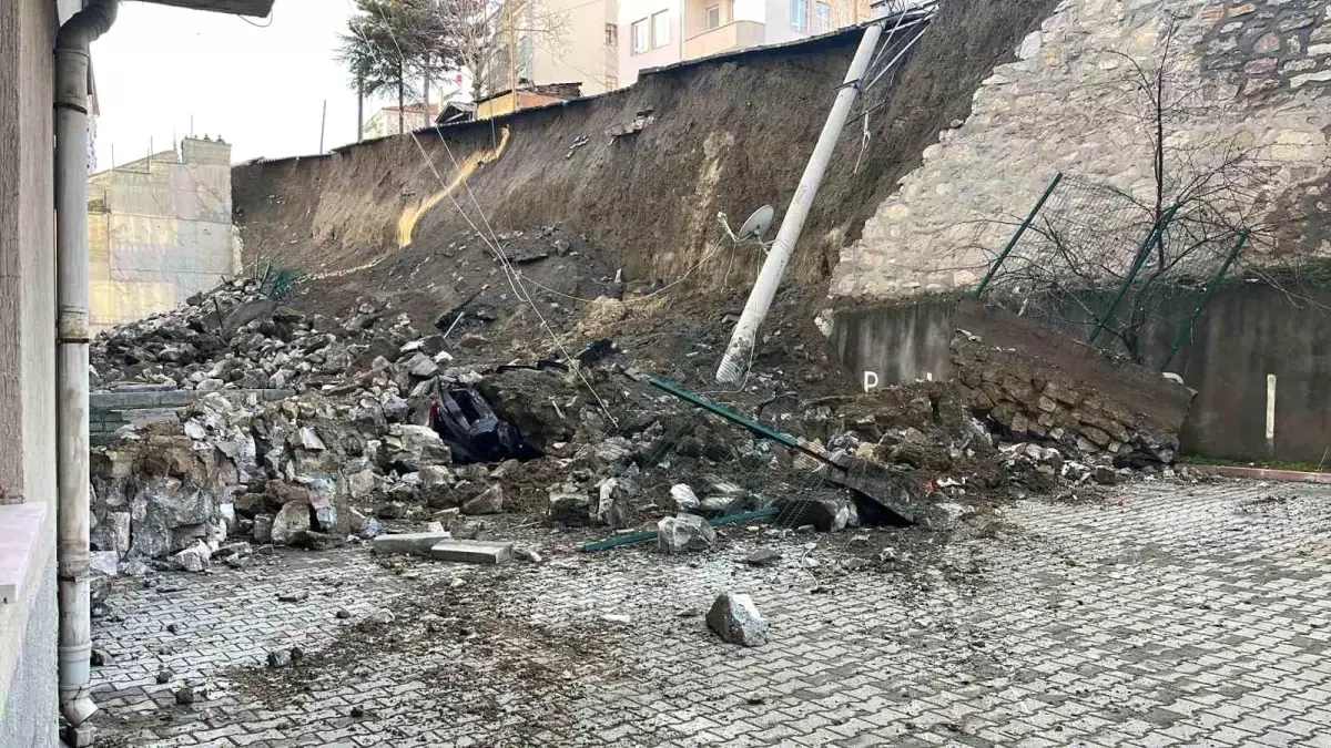 Kastamonu'da istinat duvarı çöktü, 7 araç zarar gördü