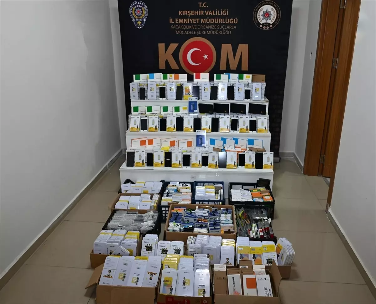 Kırşehir'de kaçak 1042 cep telefonu ekranı ve 287 batarya ele geçirildi
