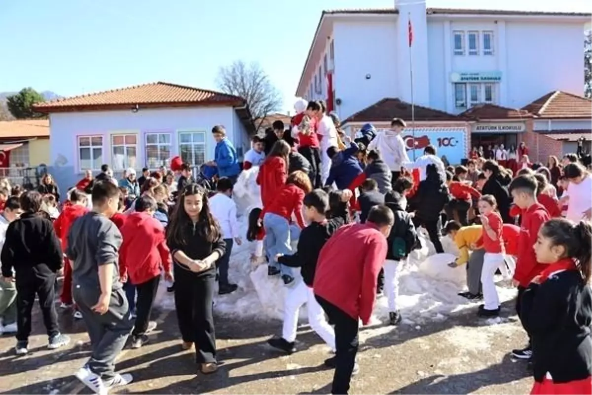 Köyceğiz'de öğrencilere kar sürprizi