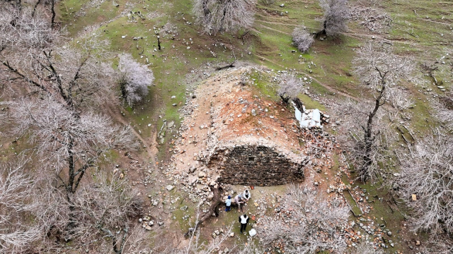 Villagers accidentally discovered it! Those who pass through this hole can't believe what they see