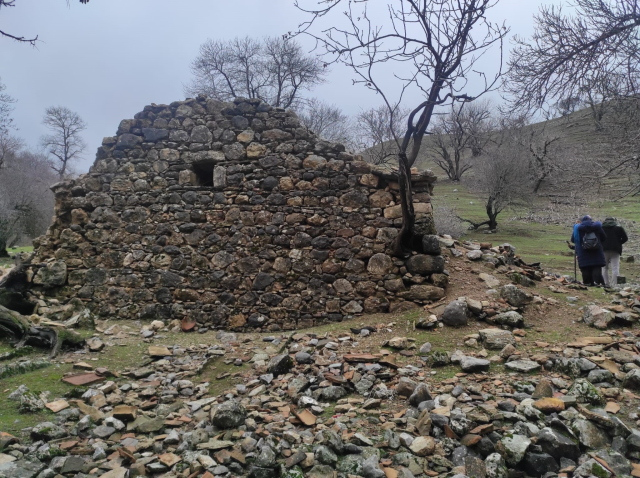 Villagers accidentally discovered it! Those who pass through this hole can't believe what they see