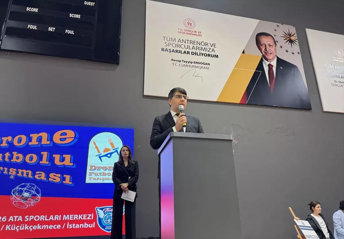 Küçükçekmece'de 'Köklerden Göklere' temasıyla 'Drone Futbolu Yarışması' düzenlendi