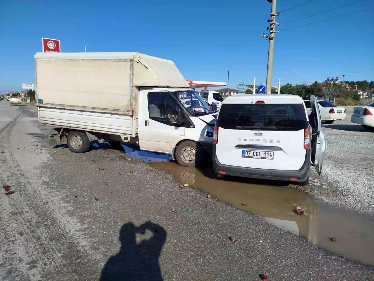 Manavgat'ta kamyonet ile çarpışan aracın sürücüsü yaralandı
