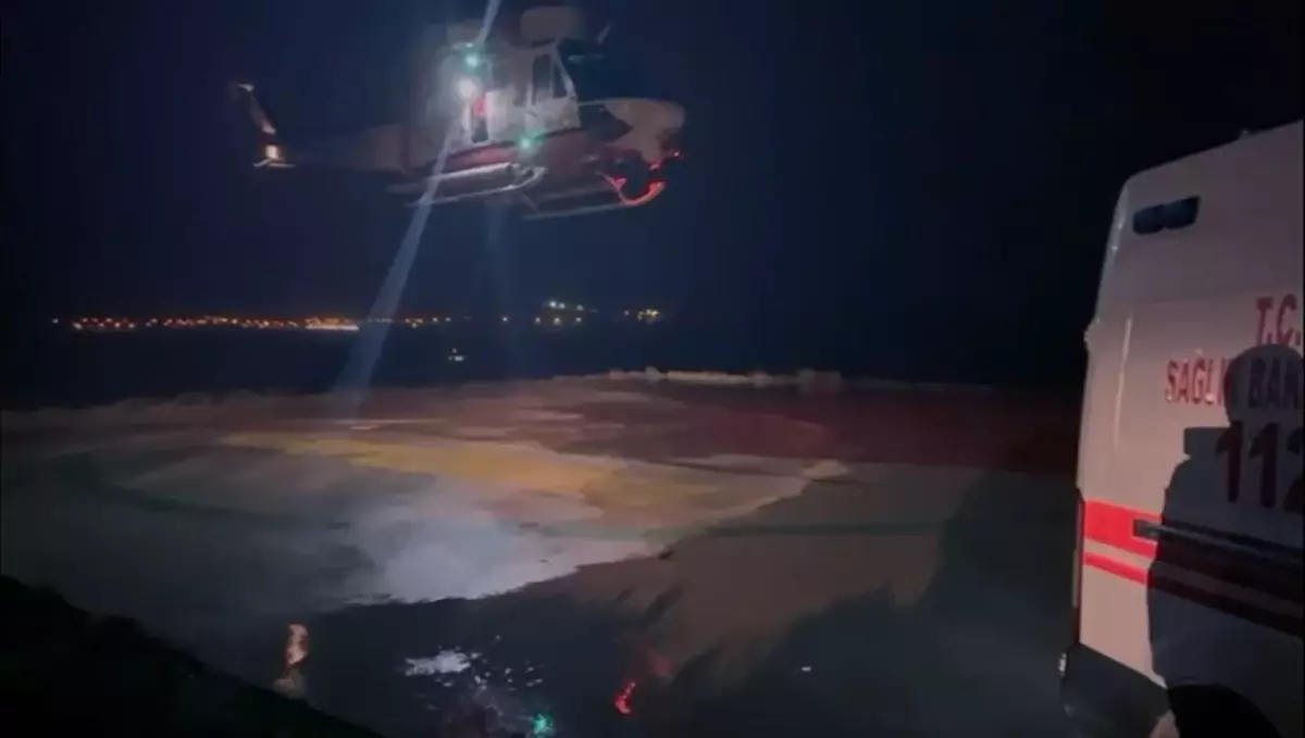 Marmara ve Avşa adalarında rahatsızlanan 2 kişi Sahil Güvenlik helikopteriyle tahliye edildi