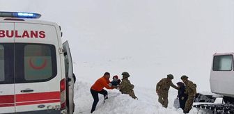 Mehmetçik, Kars'ta kardan kapanan yollar nedeniyle ulaşılamayan hasta çocukları sağlık ekiplerine teslim etti