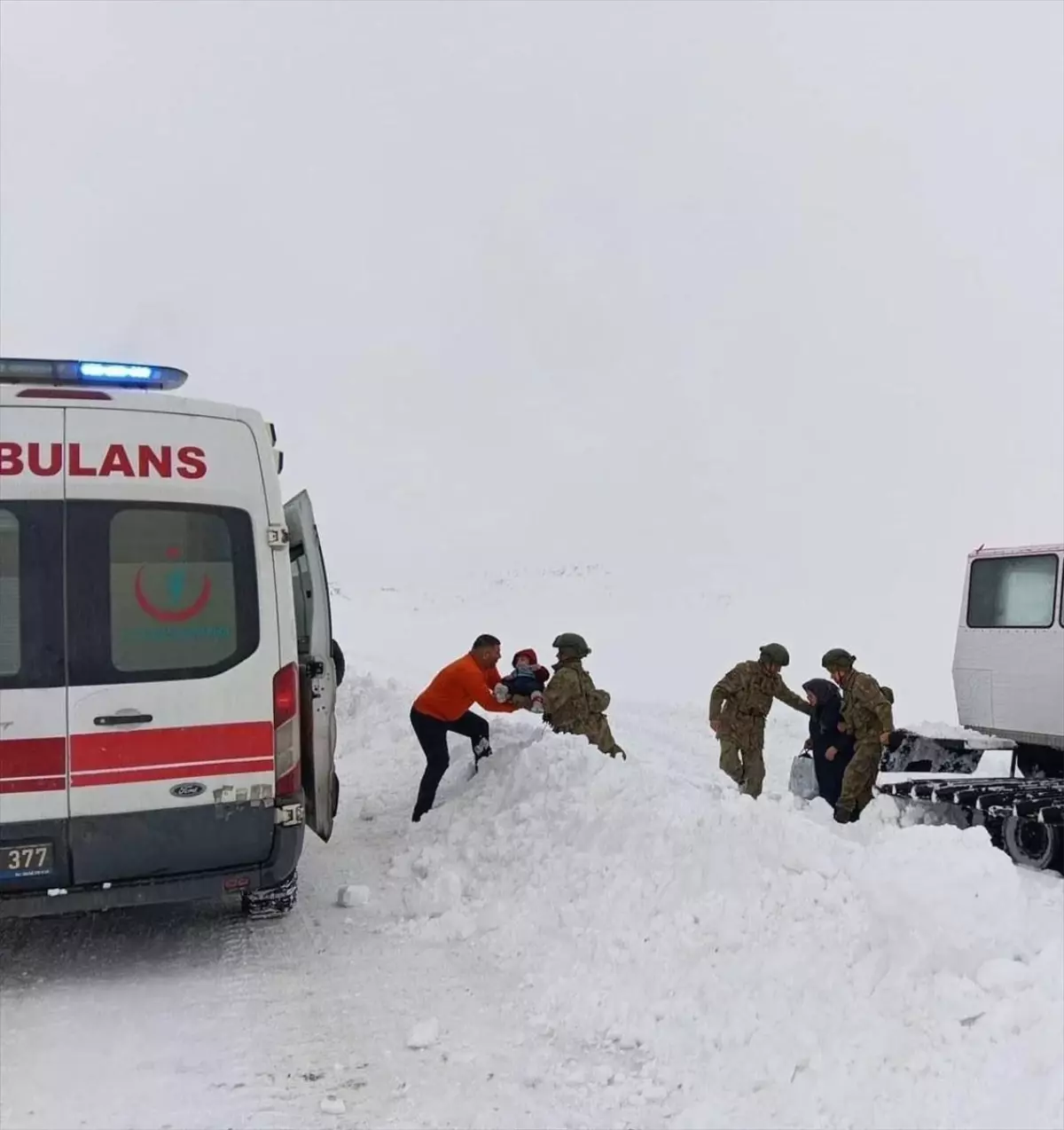 Mehmetçik, Kars'ta kardan kapanan yollar nedeniyle ulaşılamayan hasta çocukları sağlık ekiplerine teslim etti