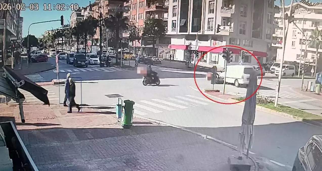 Motosikletli kamyonetin altında kalmaktan son anda kurtuldu