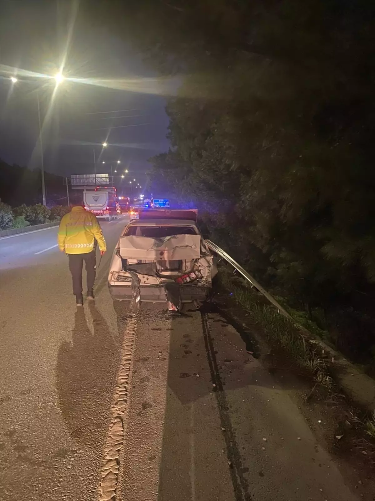 Muğla'da otomobille çarpışıp şarampole devrilen vincin sürücüsü yaralandı