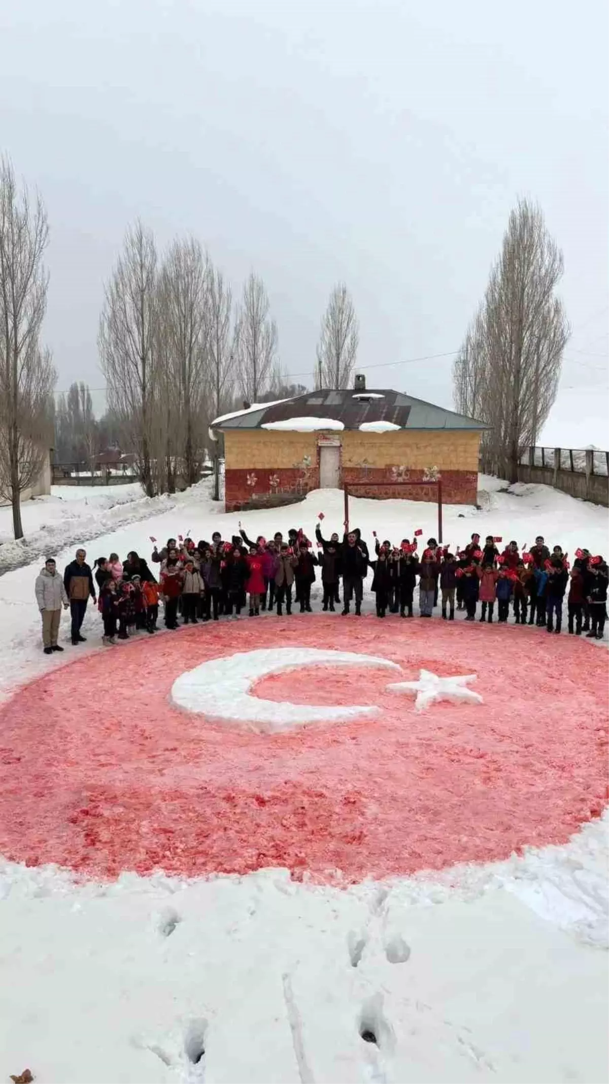 Öğrenciler kardan Türk bayrağı yaptı