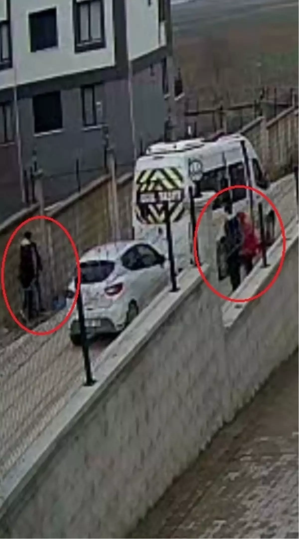 Öğrencilerin gözü önünde yumruk yumruğa kavga