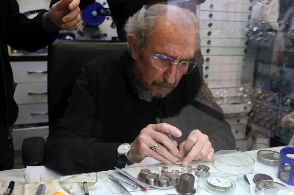 Okuldan vazgeçti, ömrünü akrep ve yelkovana adadı