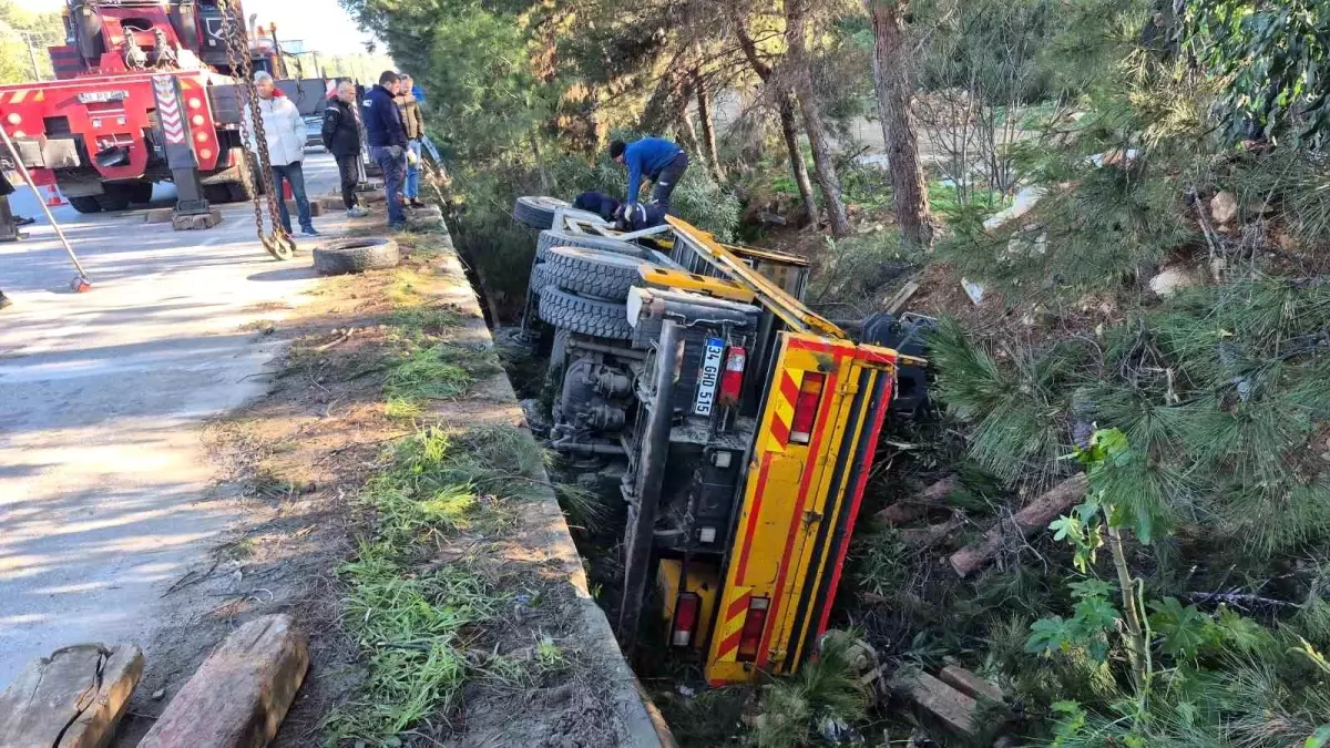 Otomobile çarpıp şarampole devrildi: 1 yaralı
