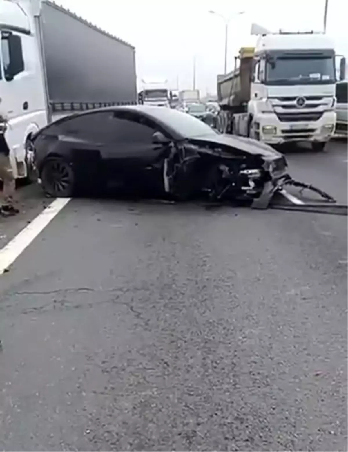 Otopilottaki Tesla karşı şeride daldı: O anlar kamerada