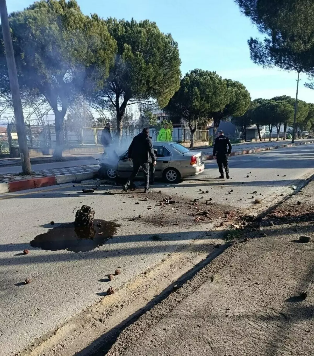 Polisin 'Dur' ihtarına uymayan sürücü, otomobiliyle ağaca çarptı: 2 yaralı