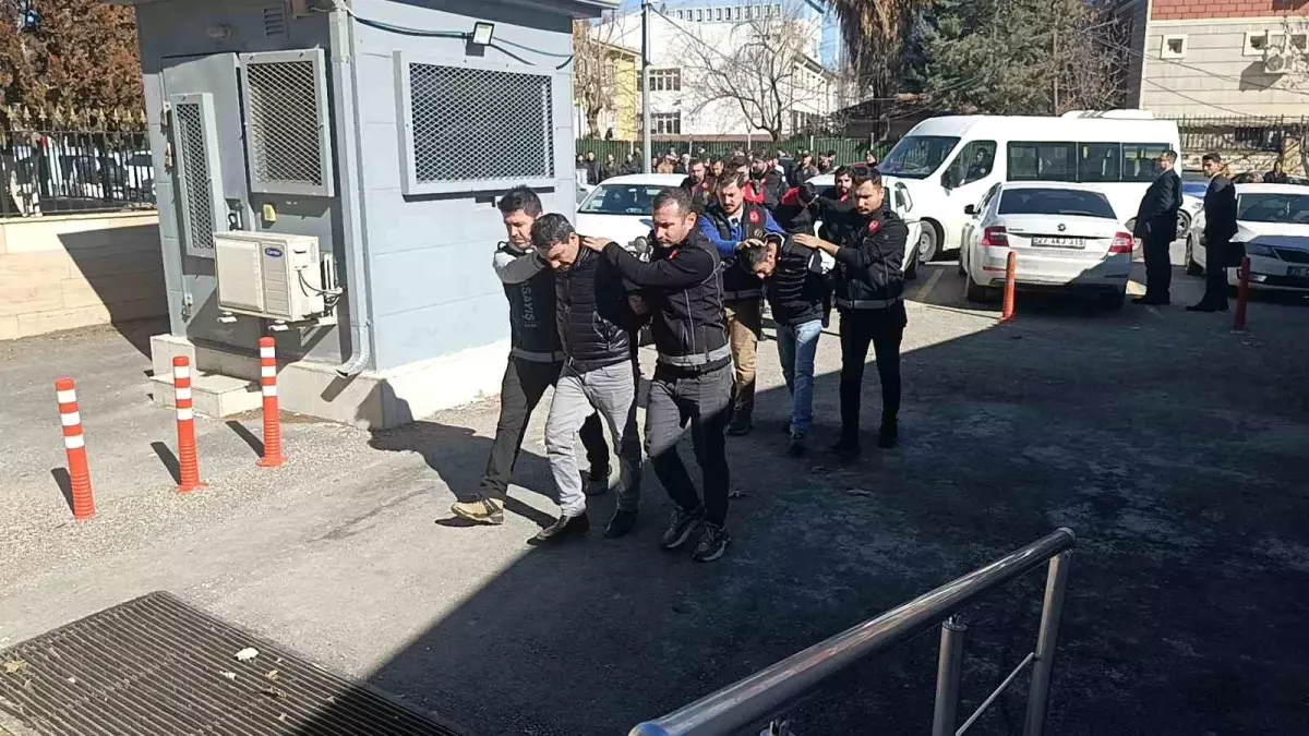 Şanlıurfa'da kuyumcu soygununda 6 şüpheli adliyeye sevk edildi