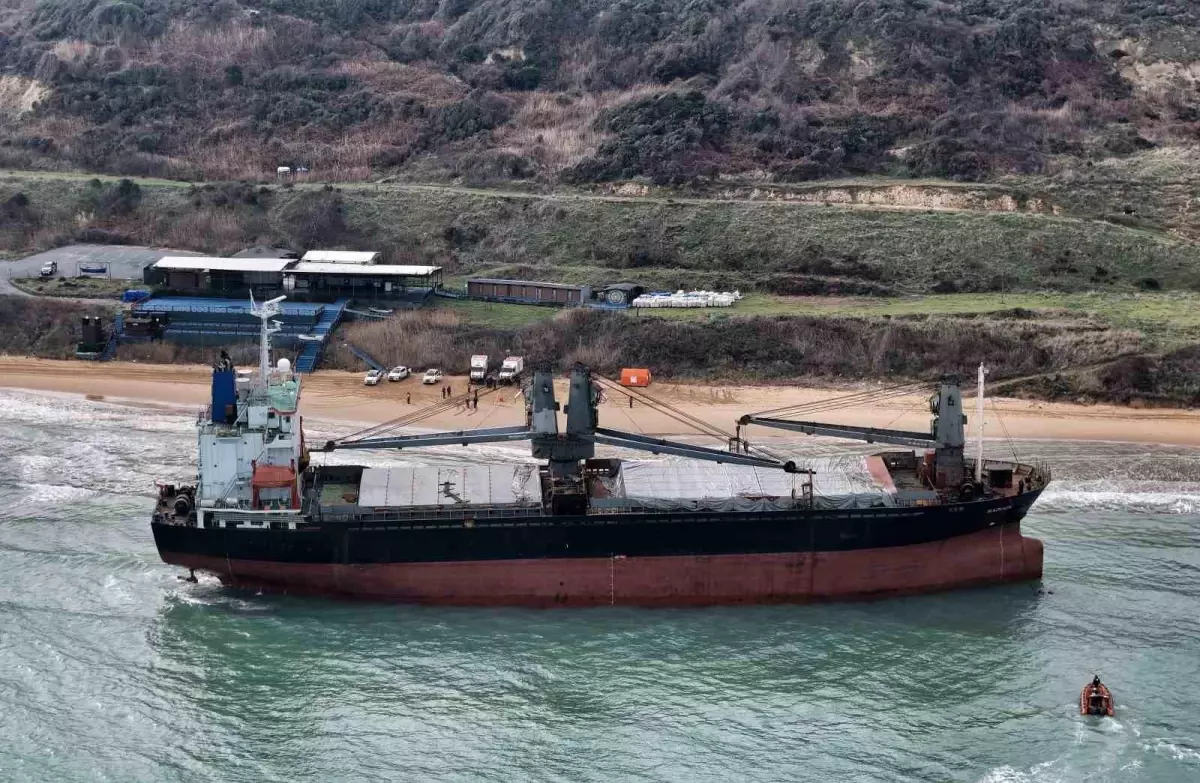 Sarıyer'de karaya oturan gemide dalgıçlar hasar tespiti yapıyor