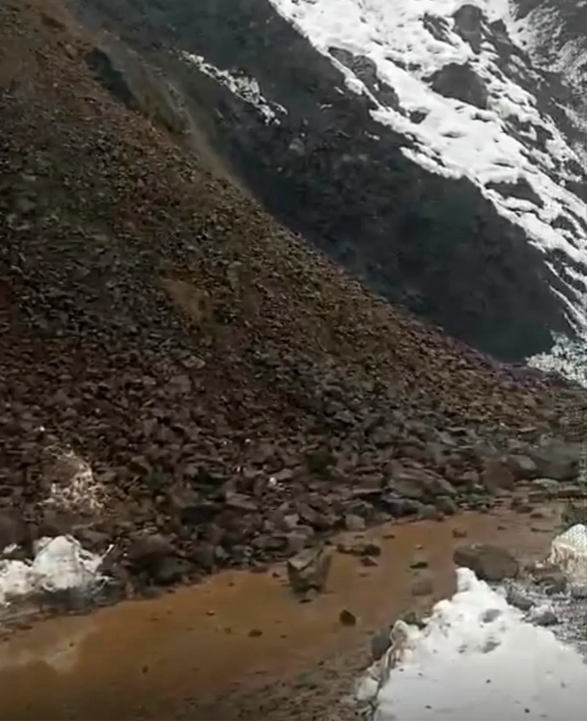 Sason'da kar ve yağmur sonrası heyelan: Köy minibüsü yolda mahsur kaldı