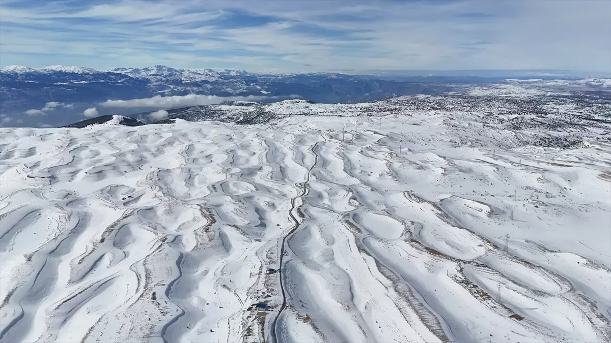 Sertavul Geçidi'nde kar manzarası havadan görüntülendi