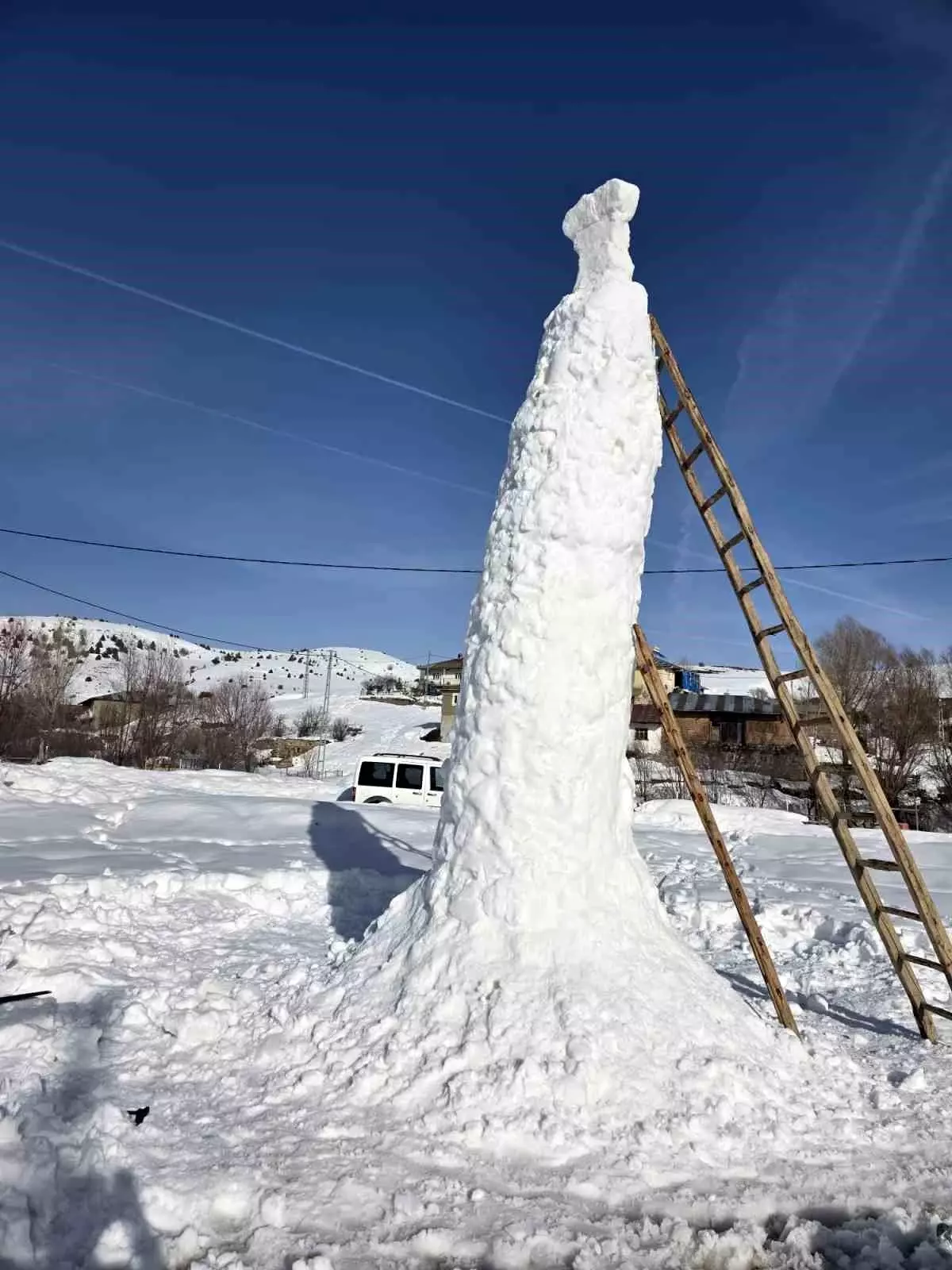 Sivas'ta 8 metre uzunluğundaki kardan adam kuleyi andırdı