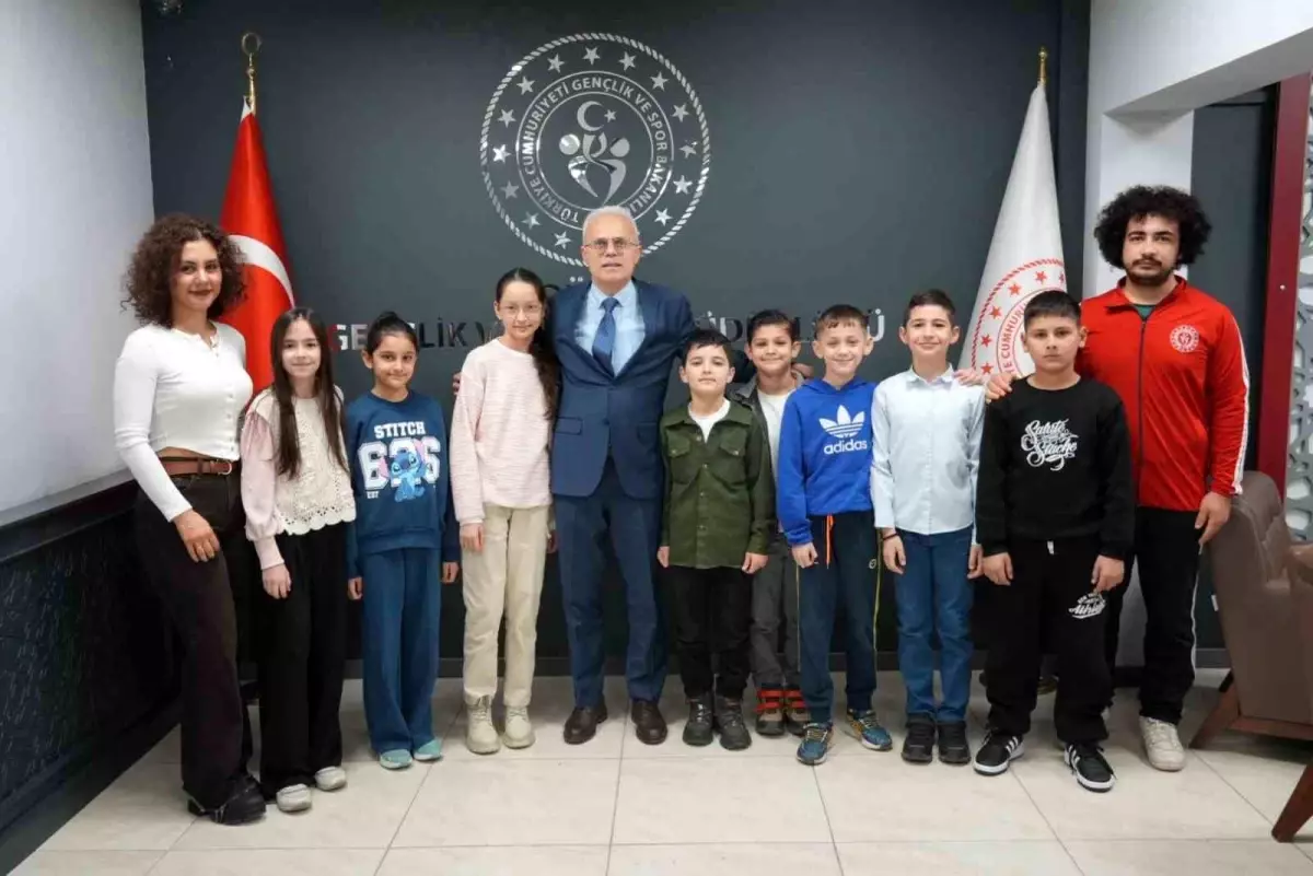 Sporcu öğrenciler il müdürü ile bir araya geldi