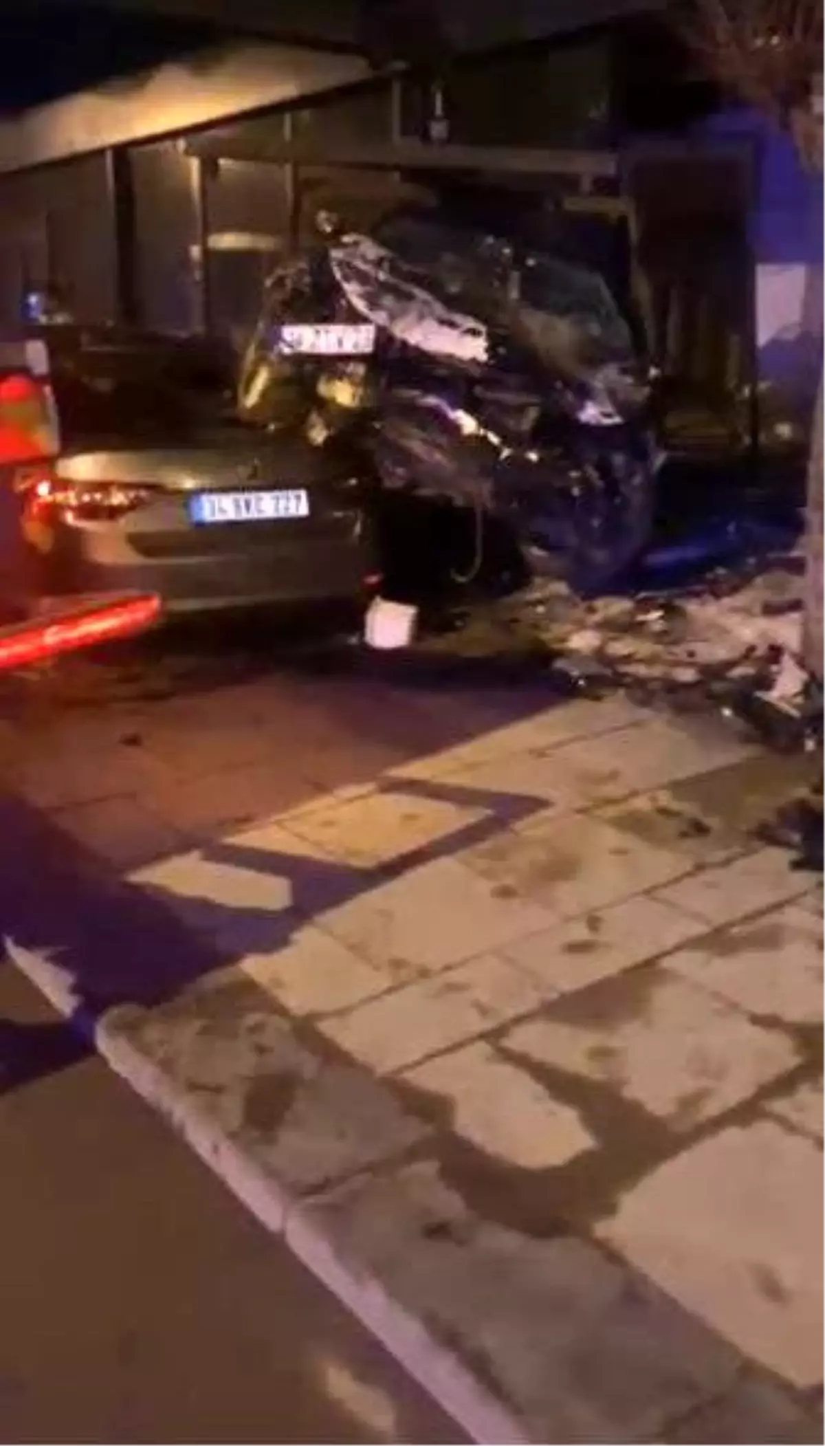 Sultanbeyli'de otomobil araçların üstünden uçup iş yerine girdi: Kaçan sürücü yakalandı