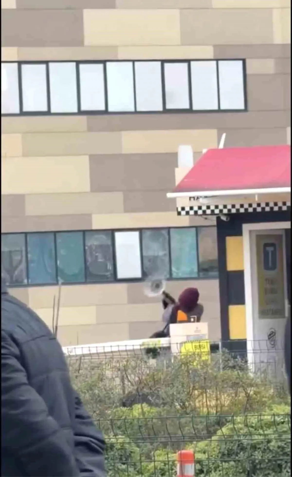 Taksi bulamayınca durağı böyle dağıttı, görenler şoka girdi