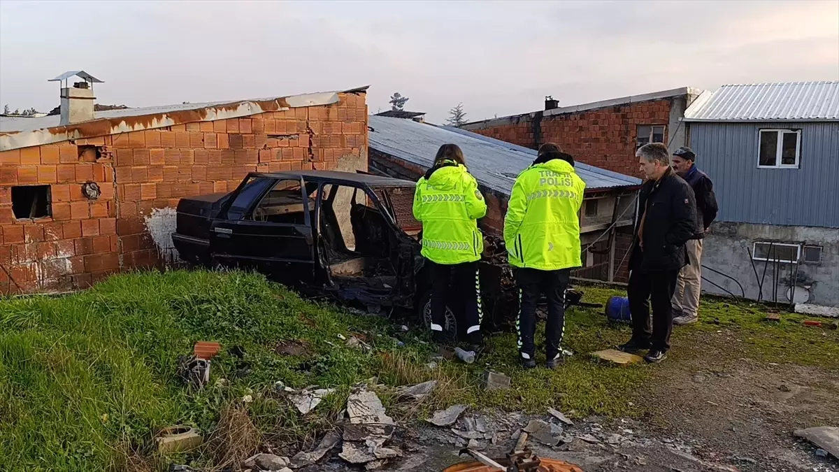 Tamir etmek için çıktıkları iş yerinin çatısında hurda vaziyette otomobil buldular