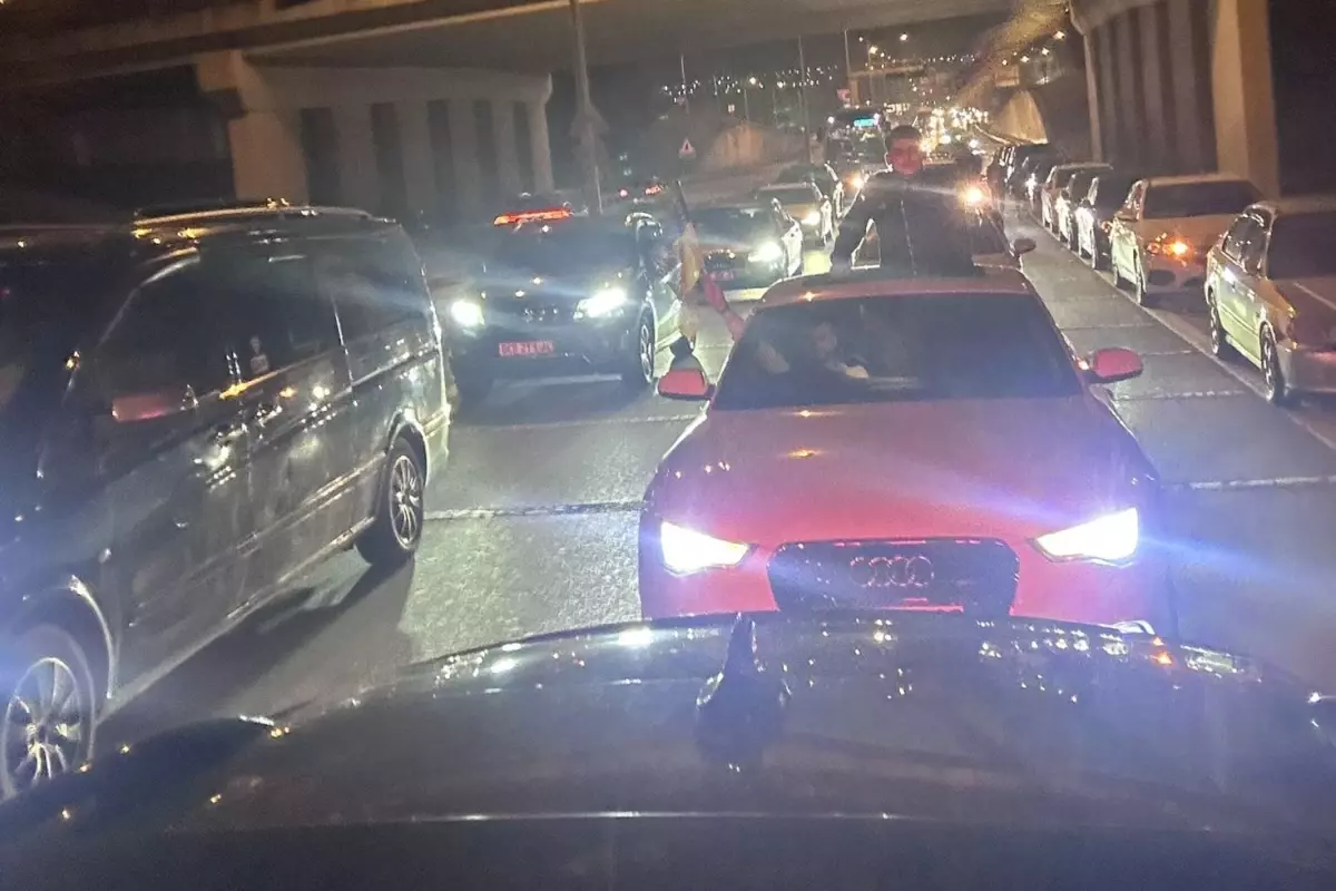 Tek bir nedeni var! Görüntüdeki trafik düğün konvoyu ya da asker uğurlaması için değil