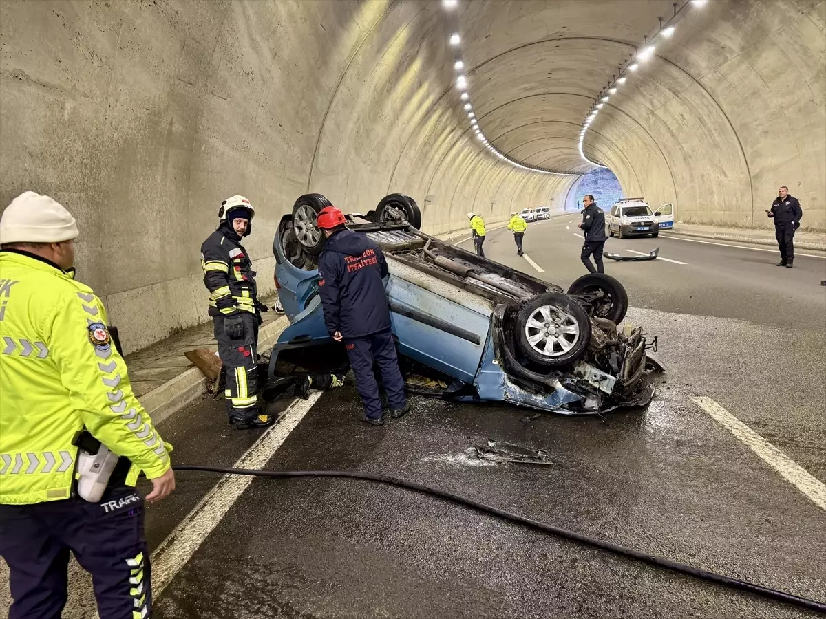 Trabzon'da devrildikten sonra yanan otomobilin sürücüsü yaralandı