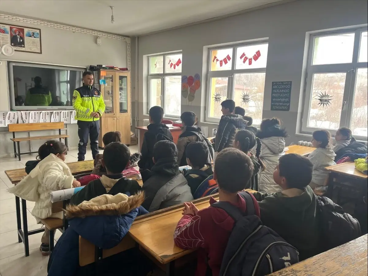 Van'da jandarma ekipleri öğrencileri meslekleri hakkında bilgilendirdi