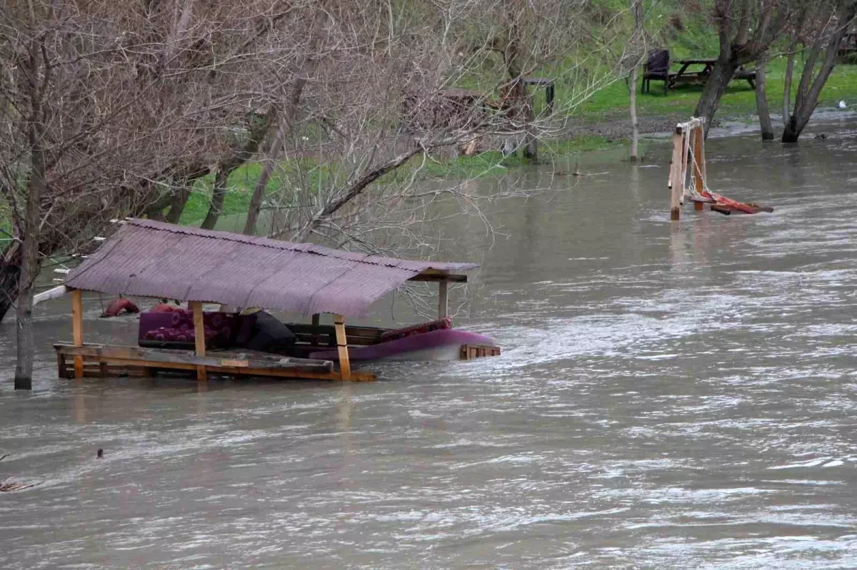 Yeşilırmak Nehri'nde su seviyesi 2 metreye kadar yükseldi, piknik masaları akıntıya kapıldı