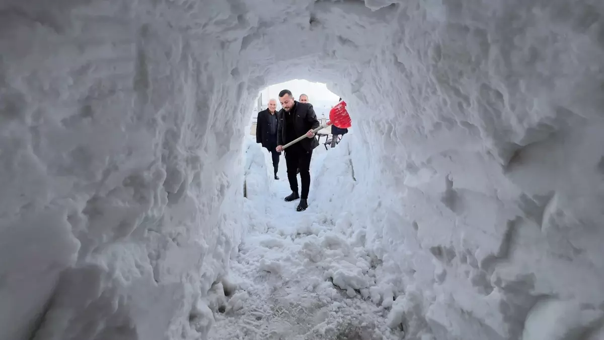 Hakkari'de Esnaf Kar Yığınından Tünel Yaptı