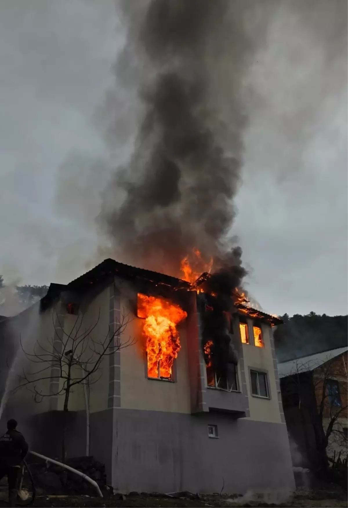 2 katlı ev, alev alev yandı