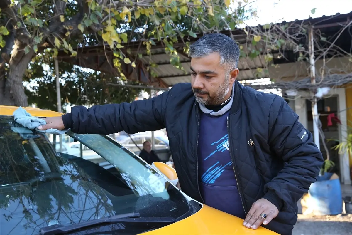 6 ŞUBAT DEPREMLERİNİN ÜÇÜNCÜ YILI - Depremde kaybettiği babasının taksisinde direksiyon sallıyor
