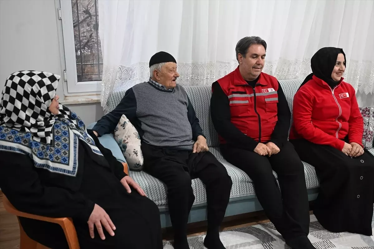 6 ŞUBAT DEPREMLERİNİN ÜÇÜNCÜ YILI - Depremzede Ensar Taşhan ve ailesi, kendilerini hayata bağlayan Kızılay ekibiyle buluştu