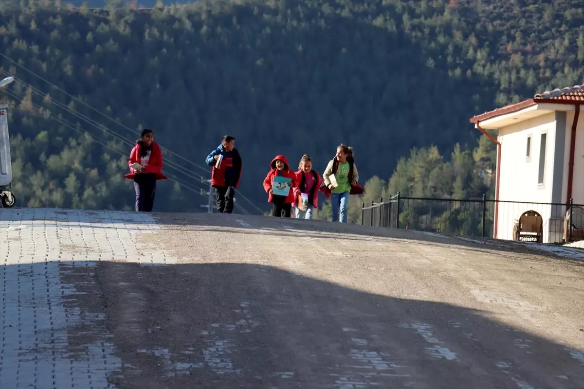 6 ŞUBAT DEPREMLERİNİN ÜÇÜNCÜ YILI - Kütüphaneye dönüştürdüğü kulübenin ardından köy evinde de çocukları ki...