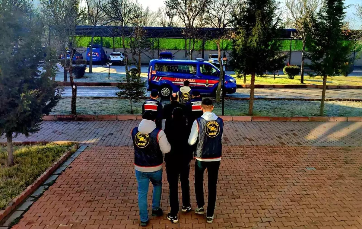 Aksaray'da aranan 2 şahıs JASAT'ın operasyonuyla yakalandı
