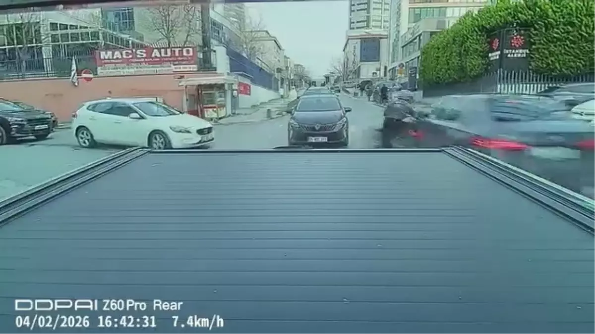 Ataşehir'de caddede ilerleyen otomobil ara sokaktan çıkan motosikletliye çarptı