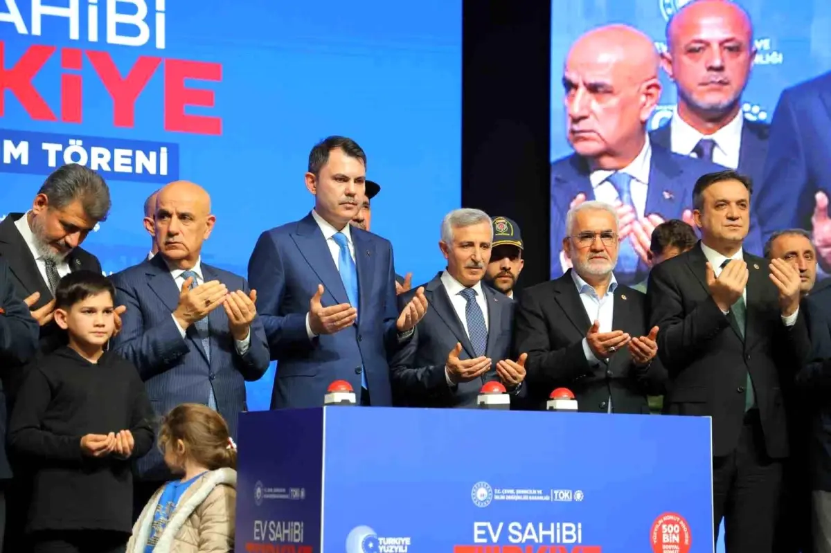 Bakan Kurum'dan CHP Genel Başkanı Özel'e tepki: "Özgür Bey vakit tiyatro vakti değildir"