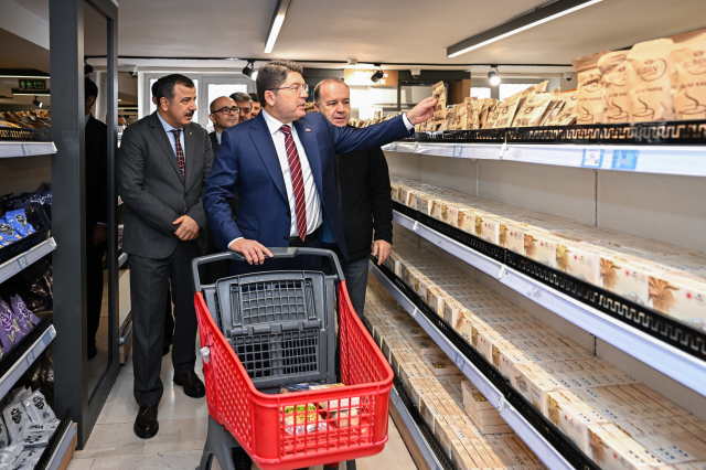 bakan tunc vatandaslarla birlikte alisveris yapti 19541539 8760 m