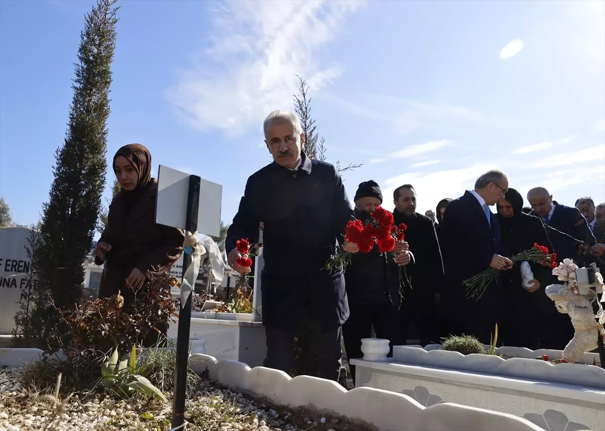 Bakan Uraloğlu, Malatya'da depremlerde hayatını kaybedenlerin kabirlerini ziyaret etti