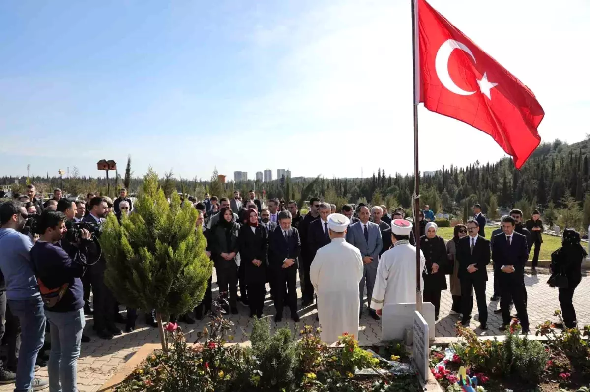 Bakan Yumaklı, deprem şehitlerinin kabirlerini ziyaret etti