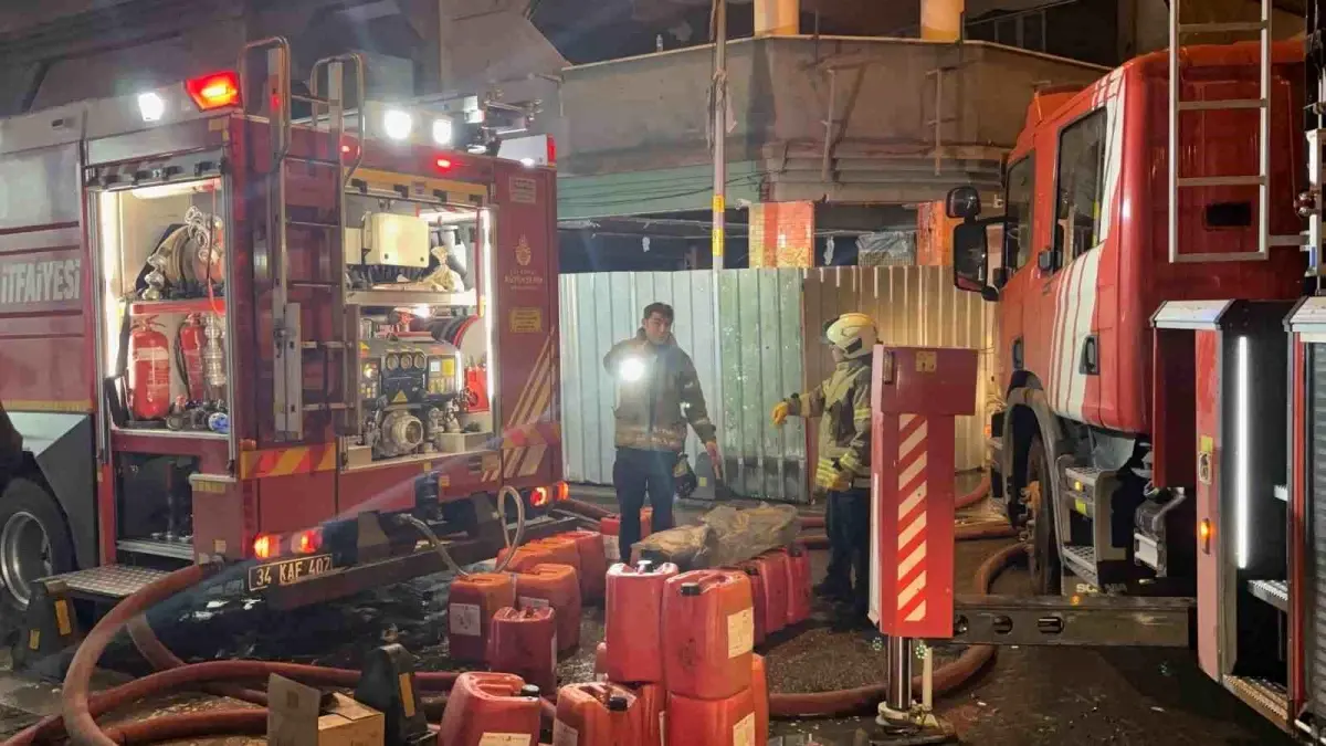 Bayrampaşa'da kimyasal dolu tankın kesimi esnasında yangın çıktı
